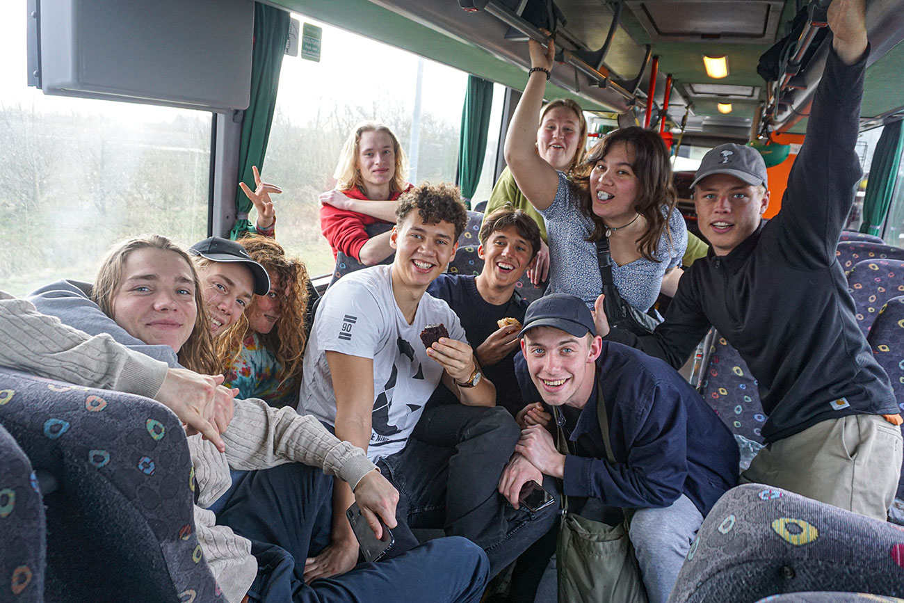 HF Outdoor elever samlet i kollegie bussen